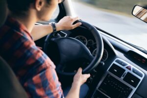 Cómo evitar dolores al conducir por mucho tiempo